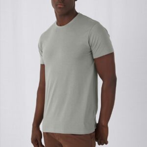 Organic T-shirt met een sierlijk minimalistich ontwerp leent zich voor elke gelegenheid.