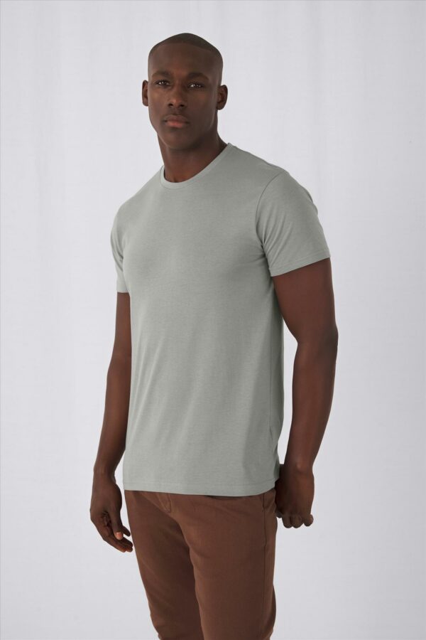 Organic T-shirt met een sierlijk minimalistich ontwerp leent zich voor elke gelegenheid.