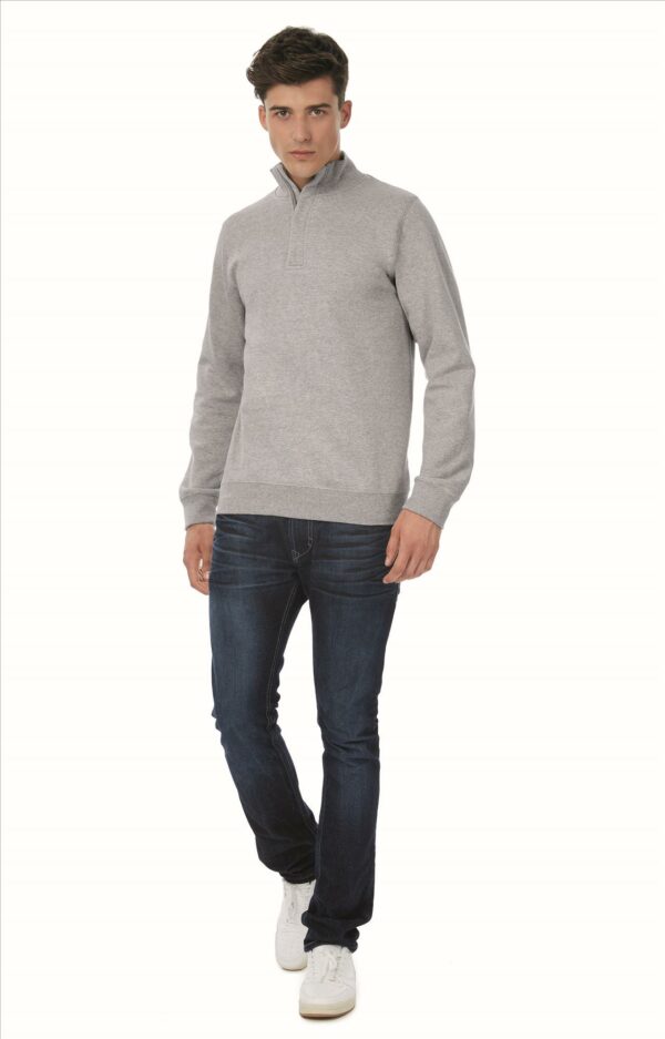 Sweater met korte (1/4) ritssluiting en hoge kraag in 1x1 rib met elastaan.