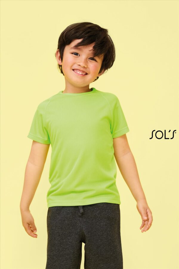 Kinder sportshirt met een langer rugpand. Dry fit.