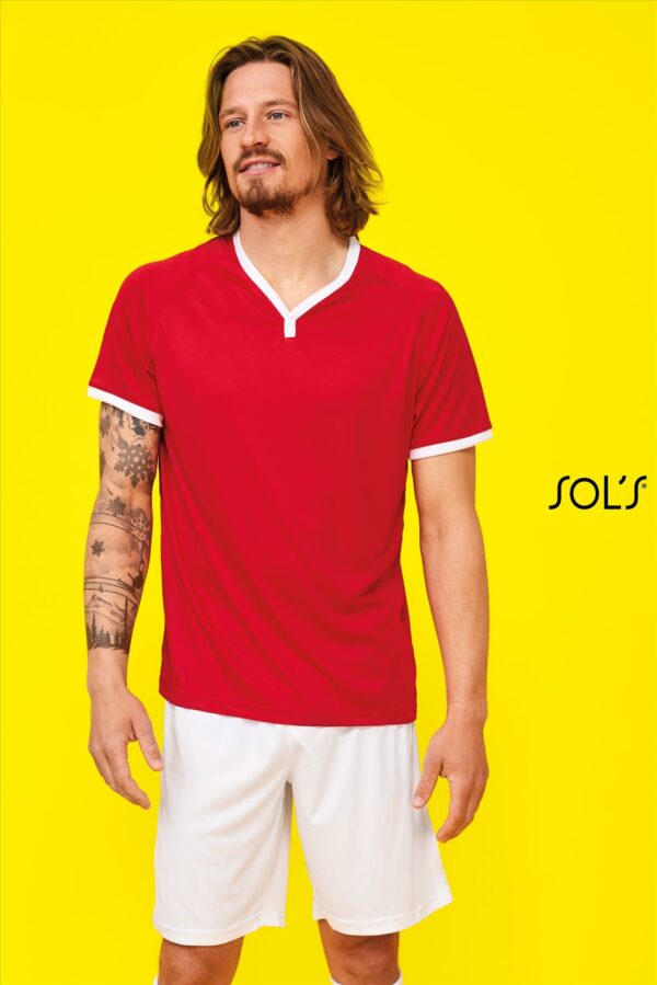 Sport T-shirt met contrastkleur V-hals en mouwzomen.
