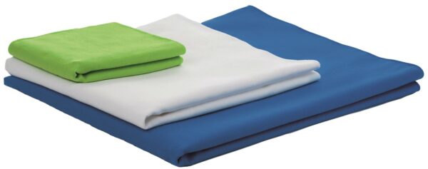 Microfiber handdoek met elastieke band om de handdoek op te rollen.