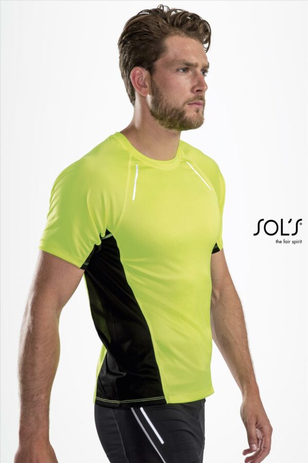Sportshirt voor heren met contrasterende kleur aan de zijkant.