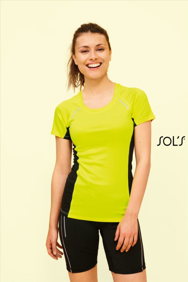 Sportshirt voor dames met contrasterende kleur aan de zijkant.
