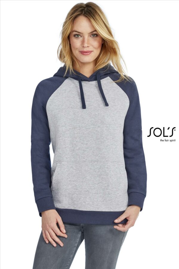 Tweekleurig sweatshirt met gevoerde capuchon met dezelfde kleur trekkoord. ""Low shrinkage fabric"" (LSF).