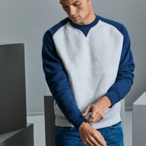 Sweater met contrasterende mouwen en halslijn. V-detail stiksel. Raglanmouwen.