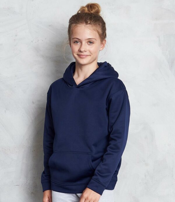 Brushed back fleece. Drop shoulder style. Sporty fit. Three panel double fabric hood. No drawcords to comply with EU regulations. Front pouch pocket. Self fabric cuffs and hem. Twin needle stitching. Tear out label.