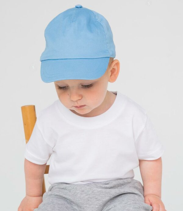 Age 6-12 months has a soft peak. Elasticated back.