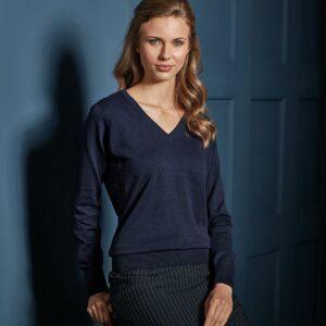 12 gauge. Fine knit. Soft feel and contemporary styling. Set in sleeves. Machine washable at 40°C.