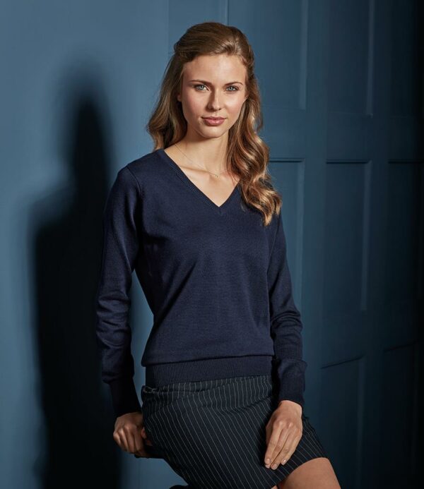 12 gauge. Fine knit. Soft feel and contemporary styling. Set in sleeves. Machine washable at 40°C.