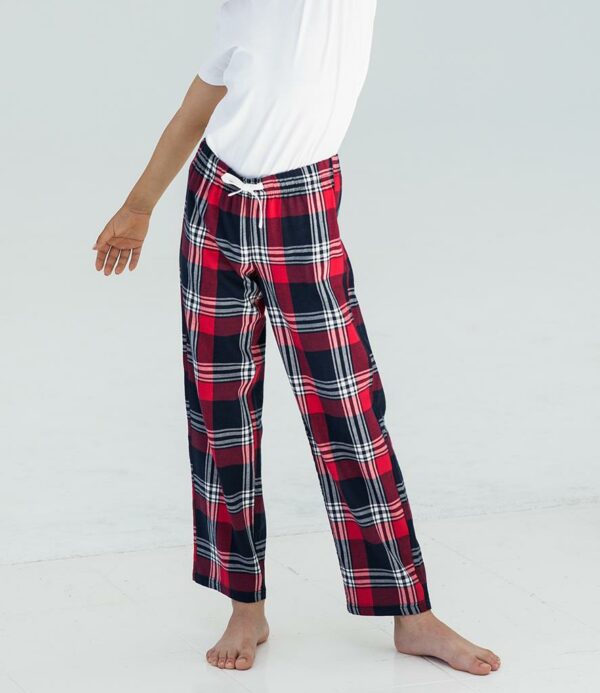 Twill weave. Woven tartan trousers. Fully elasticated waistband with mock drawcord. Twin needle hem. Tear out label.