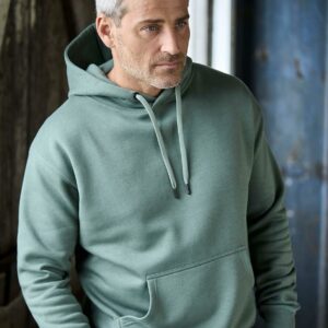 Brushed back fleece. Drop shoulder style. Two panel lined hood with self colour drawcord. Branded metal eyelets. Front pouch pocket. Ribbed cuffs and hem with elastane. 60°C wash.
