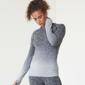 Fitted style with high-stretch fabric. Melange fabric with ombré fade out effect. Raglan sleeves with flatlock stitching. Self fabric bound neck. Thumbholes on cuffs. Seamless knit. Blind stitching at hems. Tear out label.