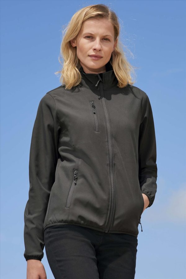 Een duurzame 3 laags Softshel Jacket voor dames met gerecycled polyester.
