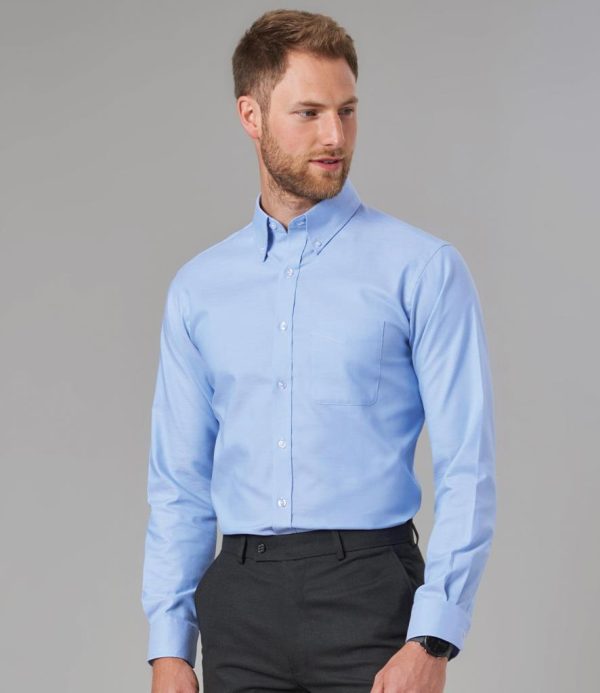 Tailored fit.Button down collar.Clear buttons.Left chest pocket.Back yoke.Pleated back panel.Two button adjustable cuffs with button on cuff gauntlet.Curved hem.